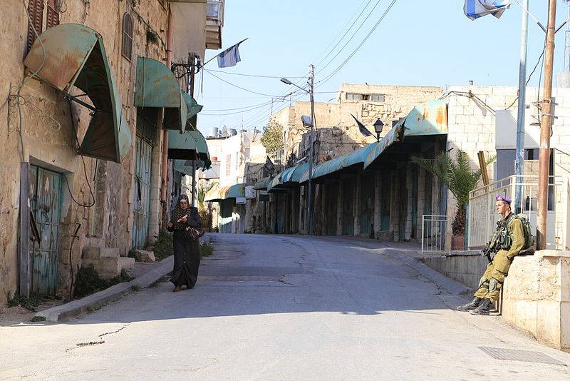 Um soldado israelense na Rua Shuhada, posto de controlo de Hebron
