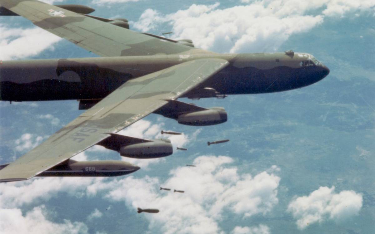 Bombardeiro Boeing B-52D-35-BW Stratofortress da US Air Force largando bombas