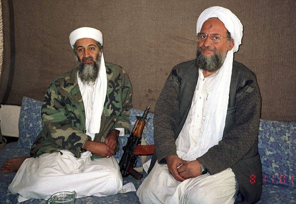 Ayman al-Zawahiri, atual líder da Al-Qaeda, com Osama Bin Laden