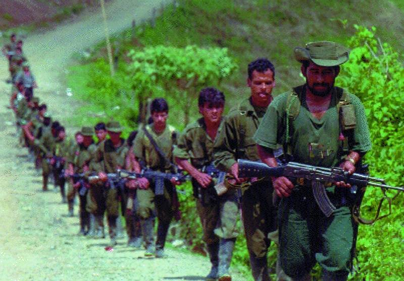 Coluna de guerrilheiros das FARC, na Colômbia