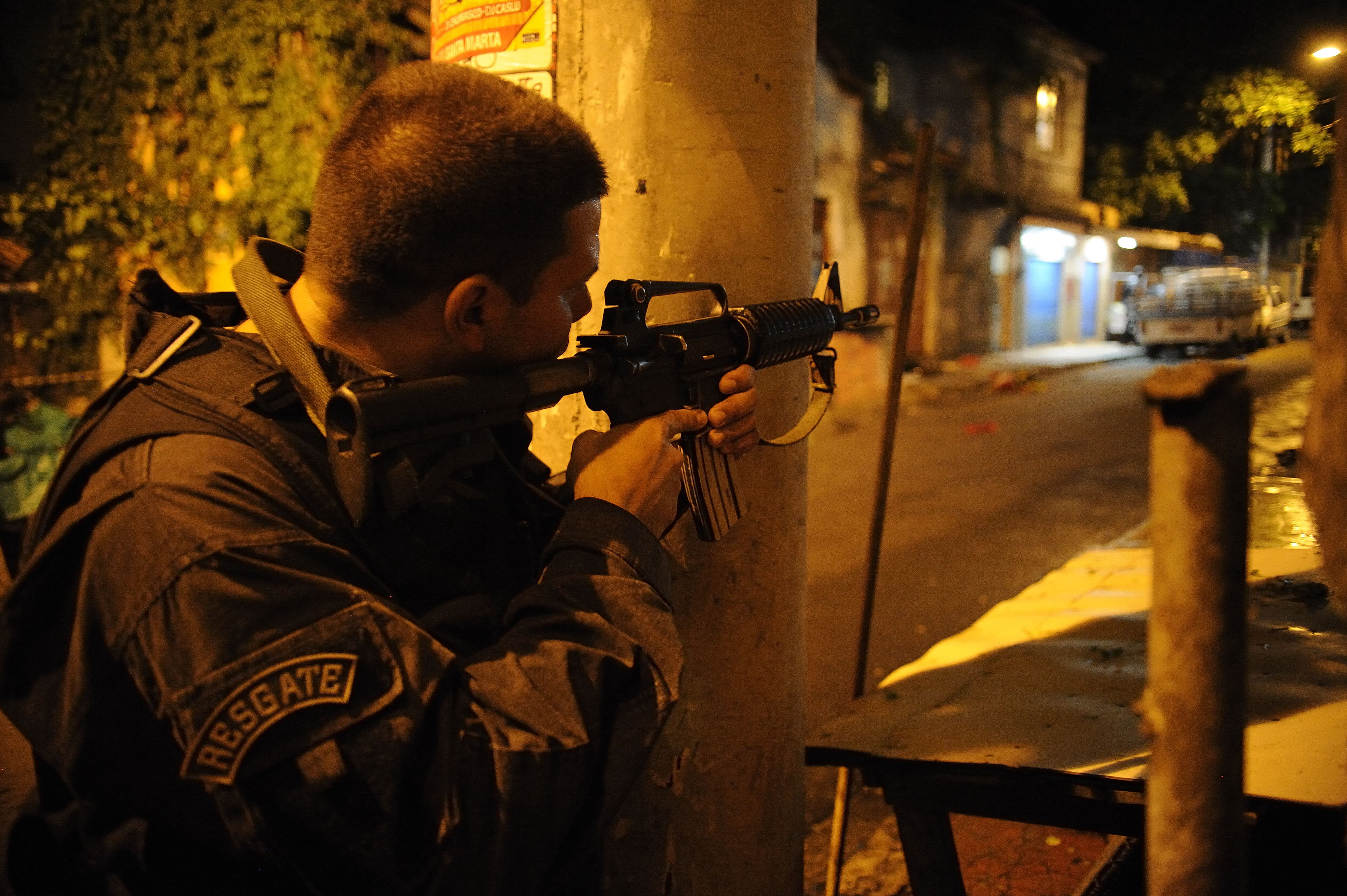 Tiroteio entre moradores e policiais de Unidade de Polícia Pacificadora (UPP) de Copacabana
