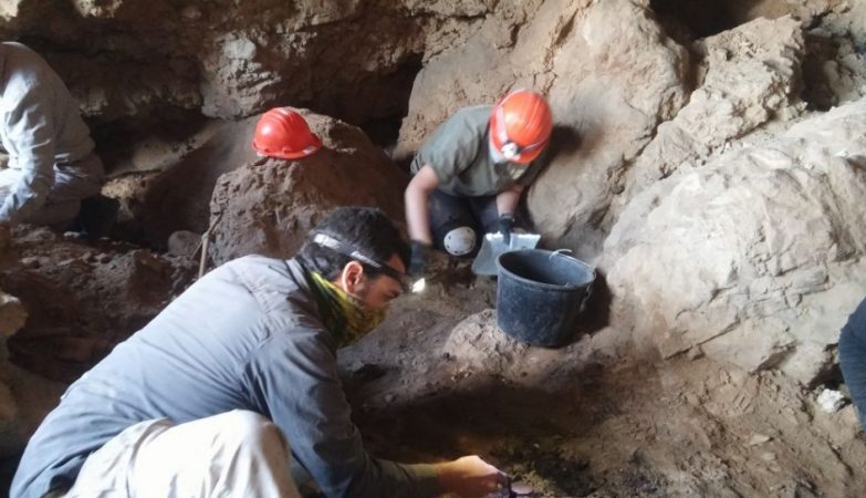 O arqueólogo Ahiad Ovadia escava cuidadosamente a caverna 12, perto de Qumran