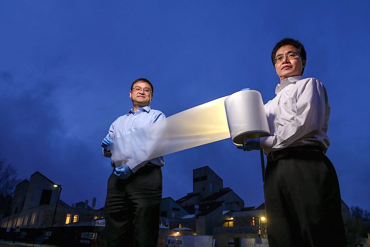 Yao Zhai e Gang Tan apresentam seu metamaterial irradiador de calor