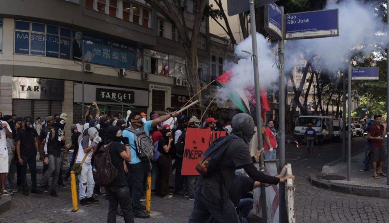 Manifestantes atiraram rojões e pedras contra a tropa, que reagiu com bombas de gás lacrimogêneo