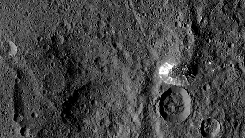 O solitário monte piramidal Ahuna fotografado pela sonda Dawn no planeta anão Ceres