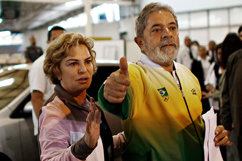 O ex-presidente Luiz Inácio Lula da Silva e a ex-primeira-dama, Marisa Letícia (esq)