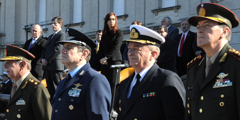 Os 4 chefes das Forças Armadas Argentinas nomeados por Cristina Kirchner (ao fundo) em 2013. À direita, Cesar Milani