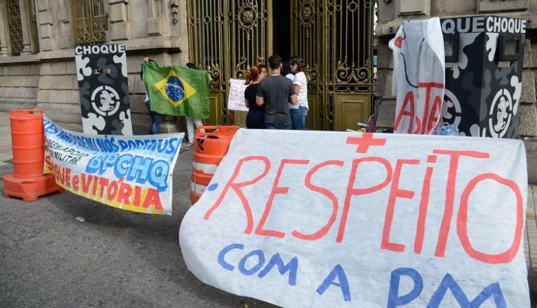 Protestos de familiares de policiais militares impedem a saída de viaturas em batalhões da região metropolitana do Rio de Janeiro
