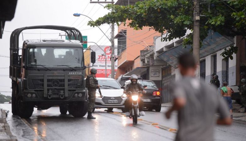Soldados do Exército fazem a segurança das ruas e dos terminais rodoviários vazios em Vila Velha, região metropolitana de Vitória