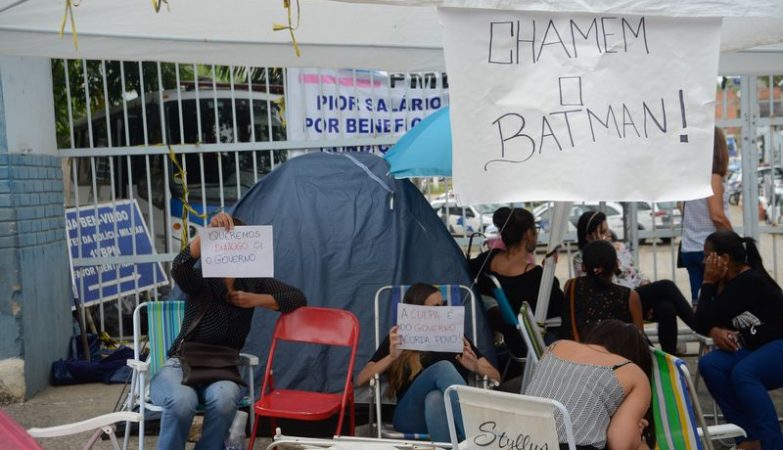 Mulheres e familiares de policiais continuam acampadas na porta dos Batalhões da Polícia Militar de Vitória