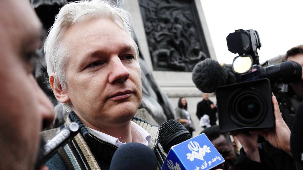 Equador concede nacionalidade a Julian Assange - Ciberia