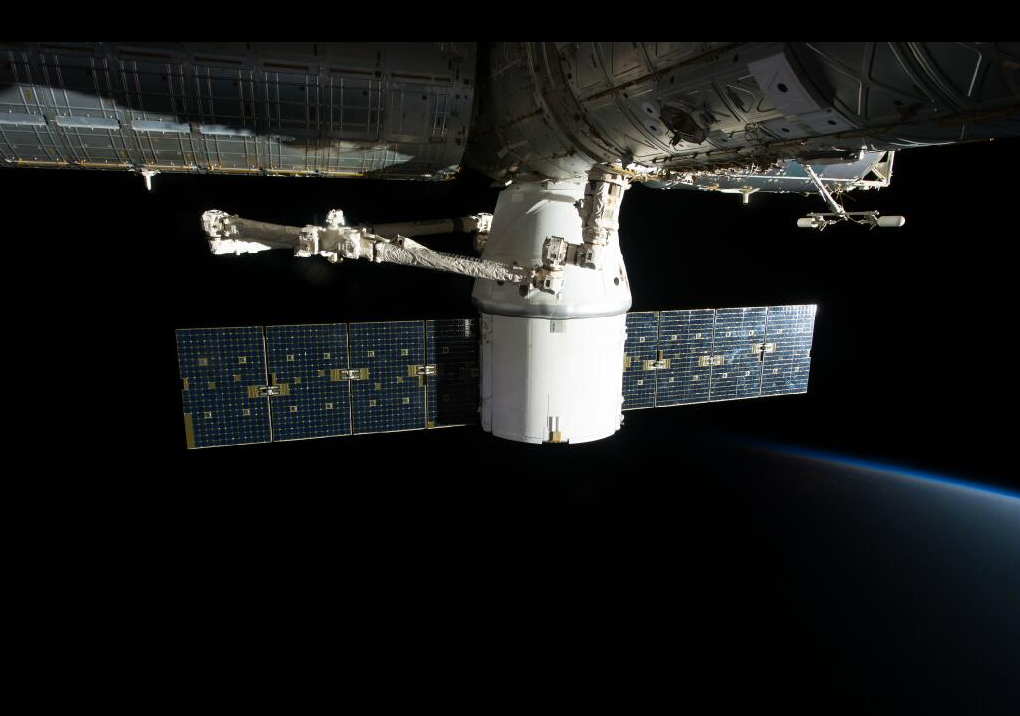 A nave Dragon acoplada na Estação Espacial Internacional. A SpaceX entrou para a história quando se tornou na primeira companhia totalmente privada a entregar um carregamento na ISS