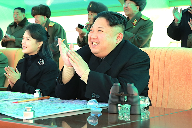 O líder da Coreia do Norte, Kim Jong-un, acompanhado da esposa, Ri Sol-ju, numa cerimônia das forças armadas do país