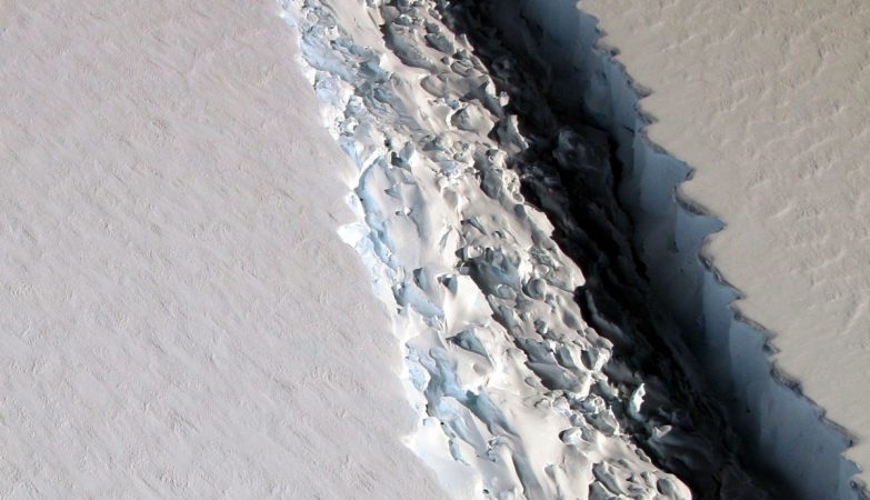 Foto aérea da NASA revela uma enorme rachadura na geleira Larsen C