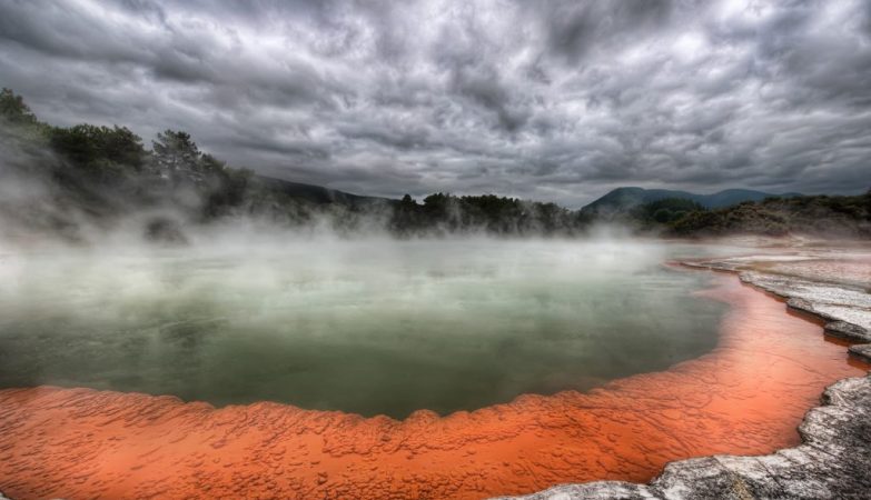 Águas termais em lagoa ácida no parque Yellowstone, nos Estados Unidos