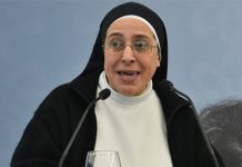 A freira argentina Lucía Camaran que é polémica e famosa em Espanha.