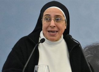 A freira argentina Lucía Camaran que é polémica e famosa em Espanha.