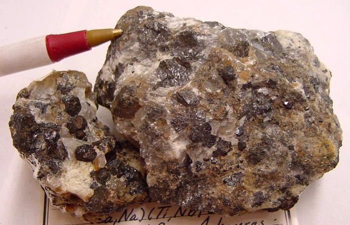 Um exemplar de minério de perovskita