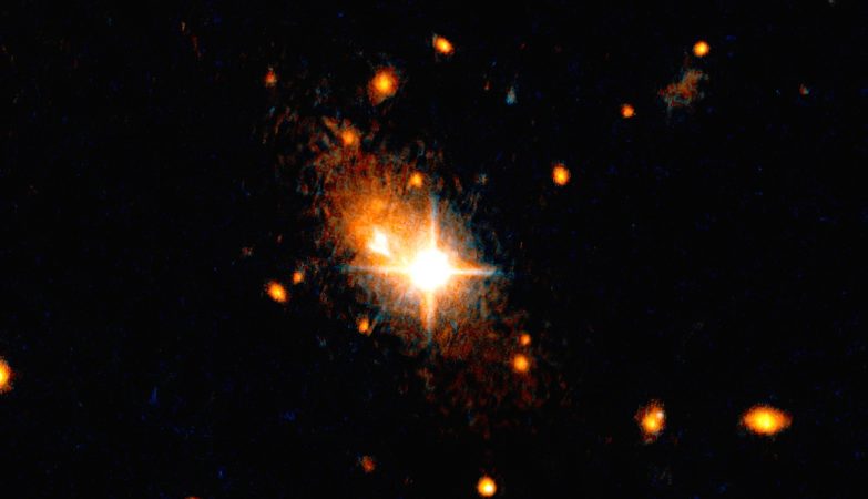 A galáxia 3C186, localizada a cerca de 8 mil milhões de anos-luz de distância, é provavelmente o resultado da fusão entre duas galáxias. Isto é suportado por caudas de maré em forma de arco, normalmente produzidas por um puxo gravitacional entre duas galáxias em colisão, identificadas pelos cientistas.