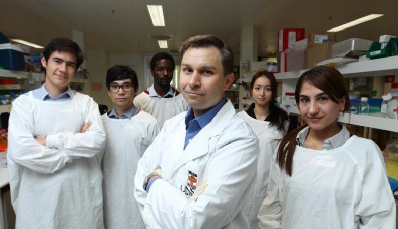 O biólogo e professor de genética David Sinclair (c) e a sua equipe de pesquisadores