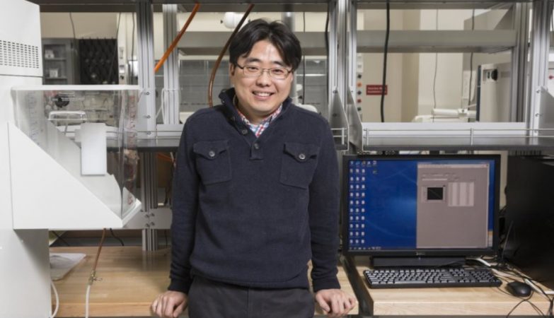 O cientista Seokheun Choi da a universidade de Binghamton, nos EUA