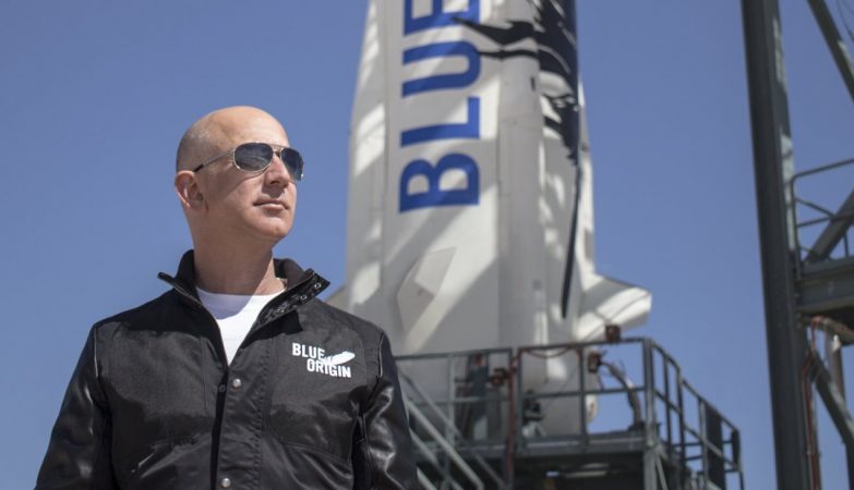 Jeff Bezos ao lado do lançador Shepard, da Blue Origin