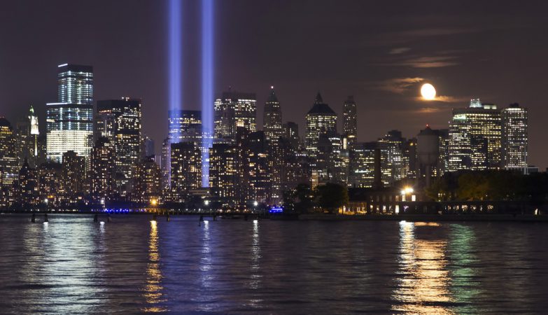 Luzes lembram a posição das torres destruídas nos ataques terroristas de 11 de Setembro em Nova York