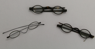 Óculos usados pela escritora Jane Austen em exibição na Biblioteca Britânica de Londres.