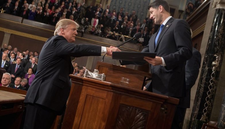 Donald Trump cumprimenta o presidente da Câmara dos Representantes, o republicano Paul Ryan