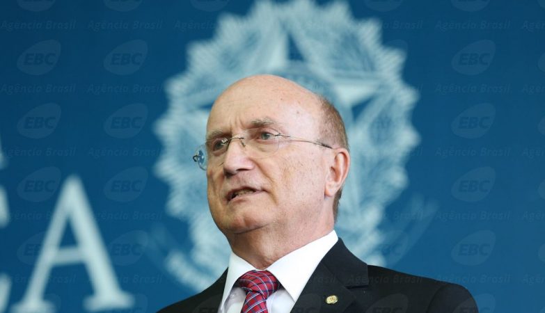 O ministro da Justiça, Osmar Serraglio, assinou protocolo de intenções com as principais medidas para fiscalização e repressão ao contrabando