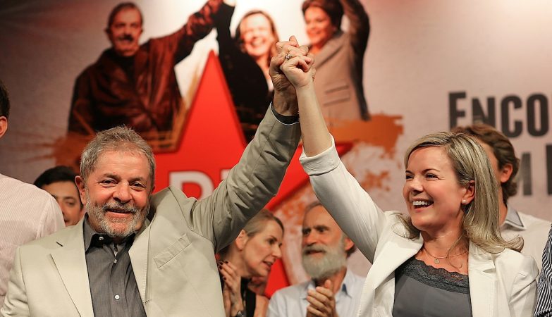 O ex-presidente Luiz Inácio Lula da Silva com a senadora Gleisi Hoffmann