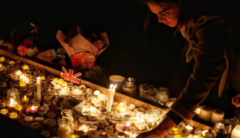 Homenagens as vitimas do atentado terrorista em frente  Parlamento Britanico