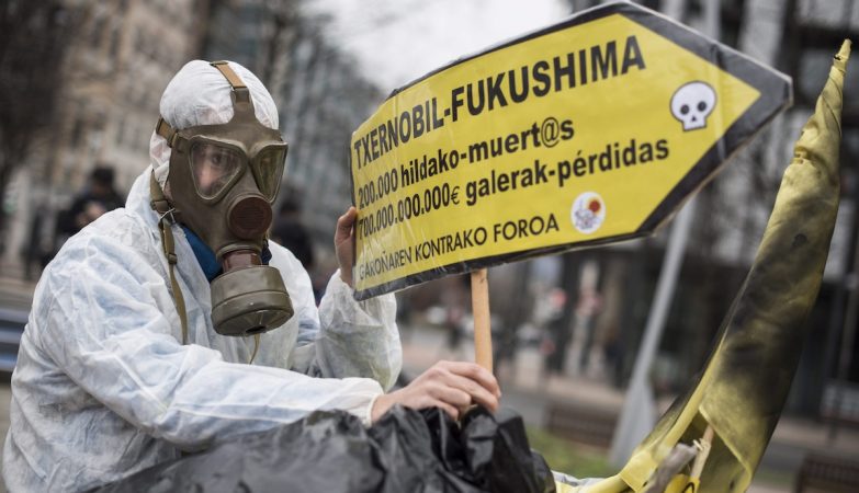 Activista contra energia nuclear Chernobyl Fukushima em protesto em Garona, Espanha