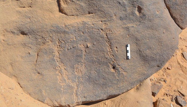 Gravura rupestre quase imperceptível supreende com bailarino de máscara do período Neolítico, no Egito