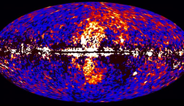 As bolhas de Fermi (no centro da imagem) se formaram a partir do gás emanado do buraco negro e têm uma massa equivalente a dois milhões de sóis 