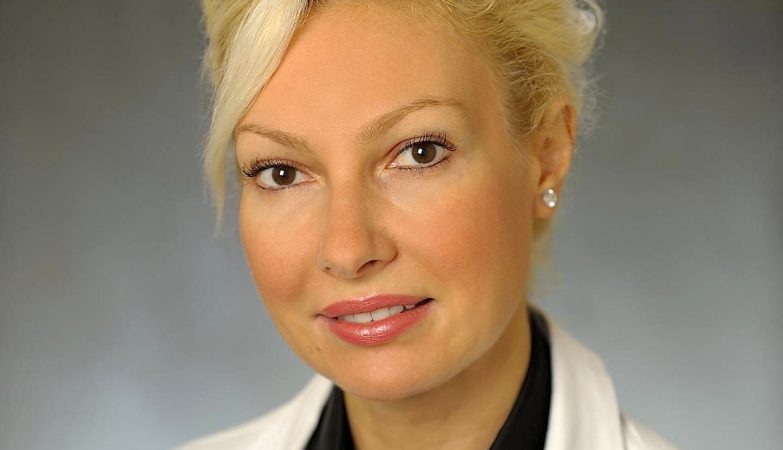 A médica Ivona Percec, professora de cirurgia na divisão de Cirurgia Plástica e cirurgiã do Centro de Aparência Humana Penn Medicine, nos EUA