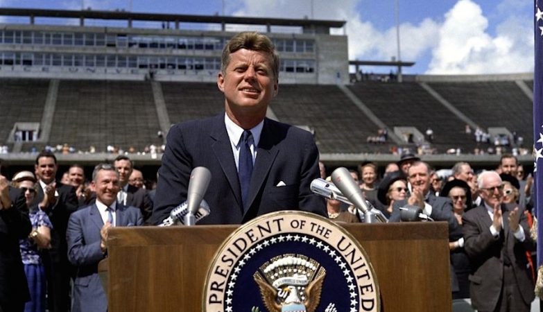 O presidente John F. Kennedy fala ao país sobre o esforço espacial, em discurso na Rice University, em Houston, Texas (1962)