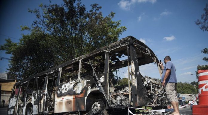 Mesmo com operação policial, três ônibus são incendiados em Fortaleza