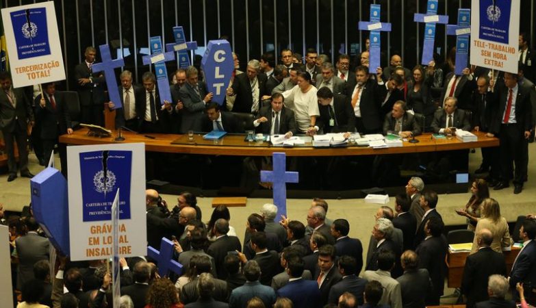 Deputados de partidos da oposição fizeram protesto durante a votação da reforma