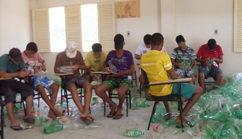 Adolescentes participam de oficinas na Funase, como esta de reciclagem