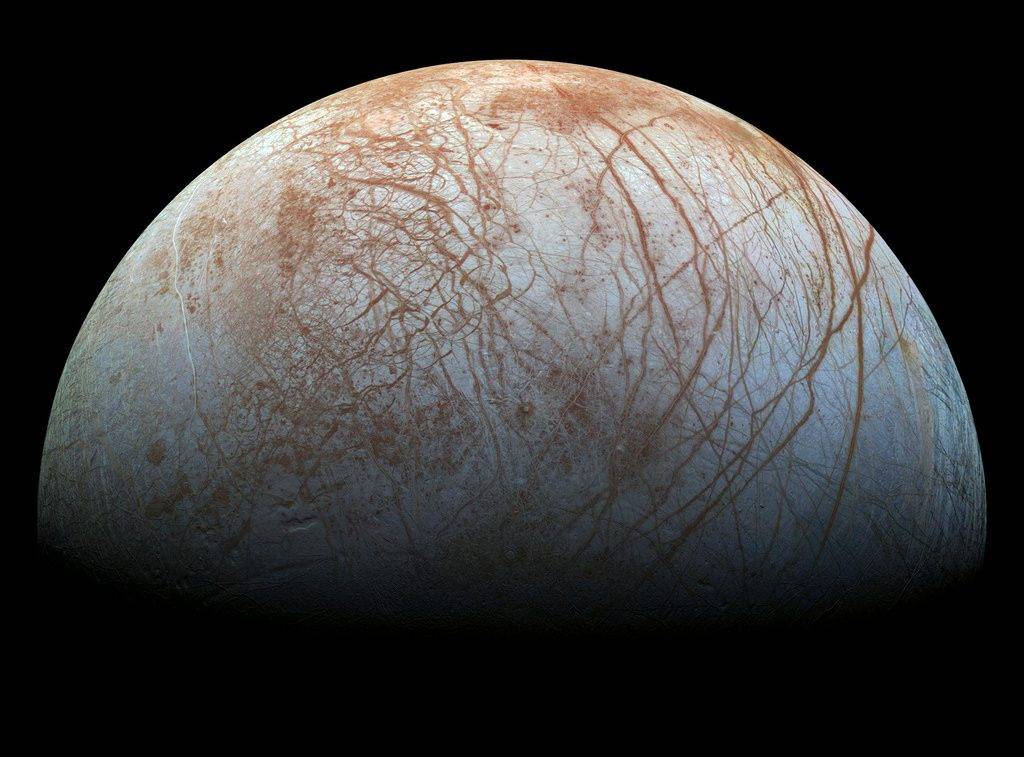 Lua Europa, na órbita de Júpiter, possui um oceano subterrâneo maior que os oceanos da Terra