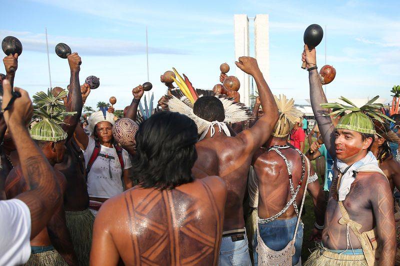 Índios do Acampamento Terra Livre fazem nova manifestação na Esplanada dos Ministérios