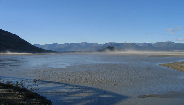Foz do rio Slims no Lago Kluane antes de ter ficado sem água, devido ao aquecimento global