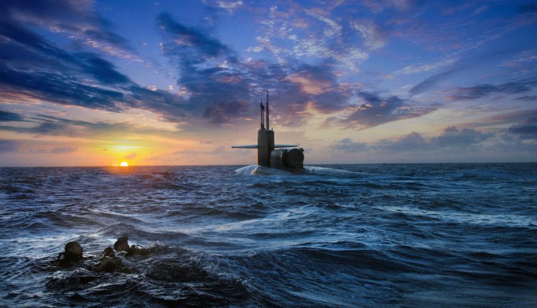 Mergulhadores das forças especiais Navy Seals nadam de regresso ao submarino USS Michigan após uma operação