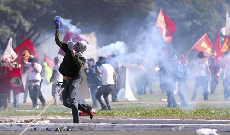 Centrais sindicais realizam manifestação em Brasília