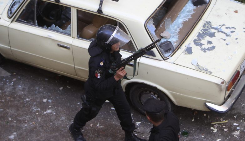 Policial egípcio depois de ataque anterior aos cristãos coptas no Cairo