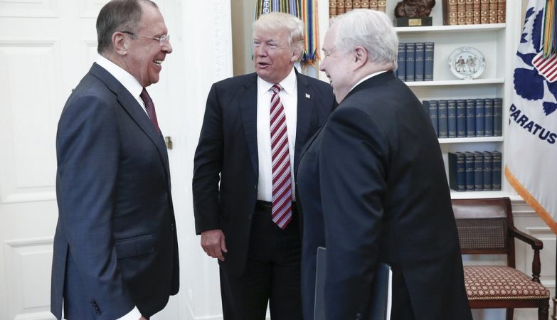 O presidente Donald Trump no encontro, realizado na Casa Branca, com o ministro dos Negócios Estrangeiros russo, Sergei Lavrov, e o embaixador russo nos EUA, Sergei Kislyak