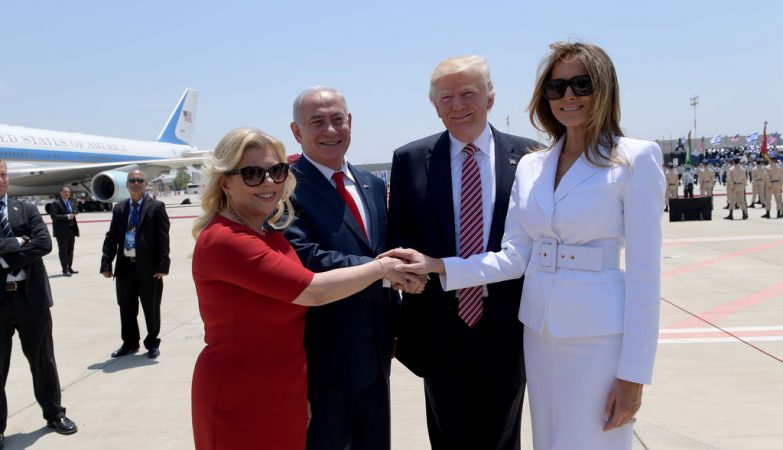 Donald Trump e a primeira-dama dos EUA, Melania, na chegada a Israel