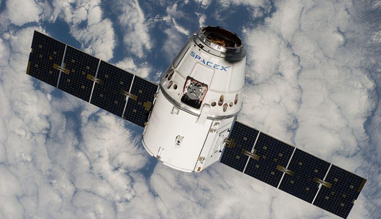 Uma cápsula Dragon da SpaceX aproximando-se da Estação Espacial Internacional