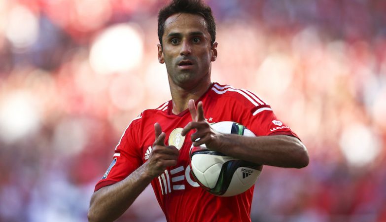 Jogadores como Jonas, do Benfica, ou Griezman, do Atlético Madrid, comemoram seus gols "disparando" tiros com as mãos
